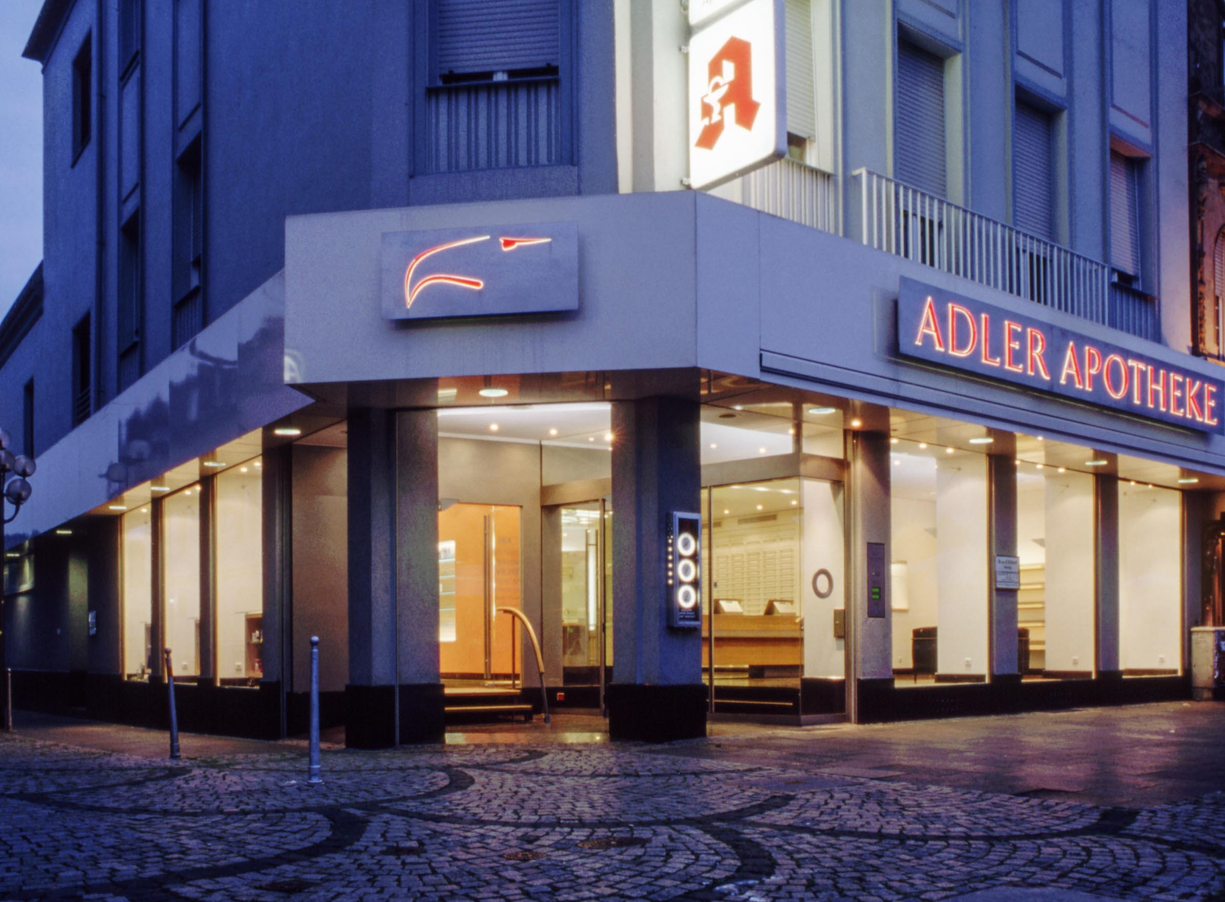 Gebäude mit Eckeingang