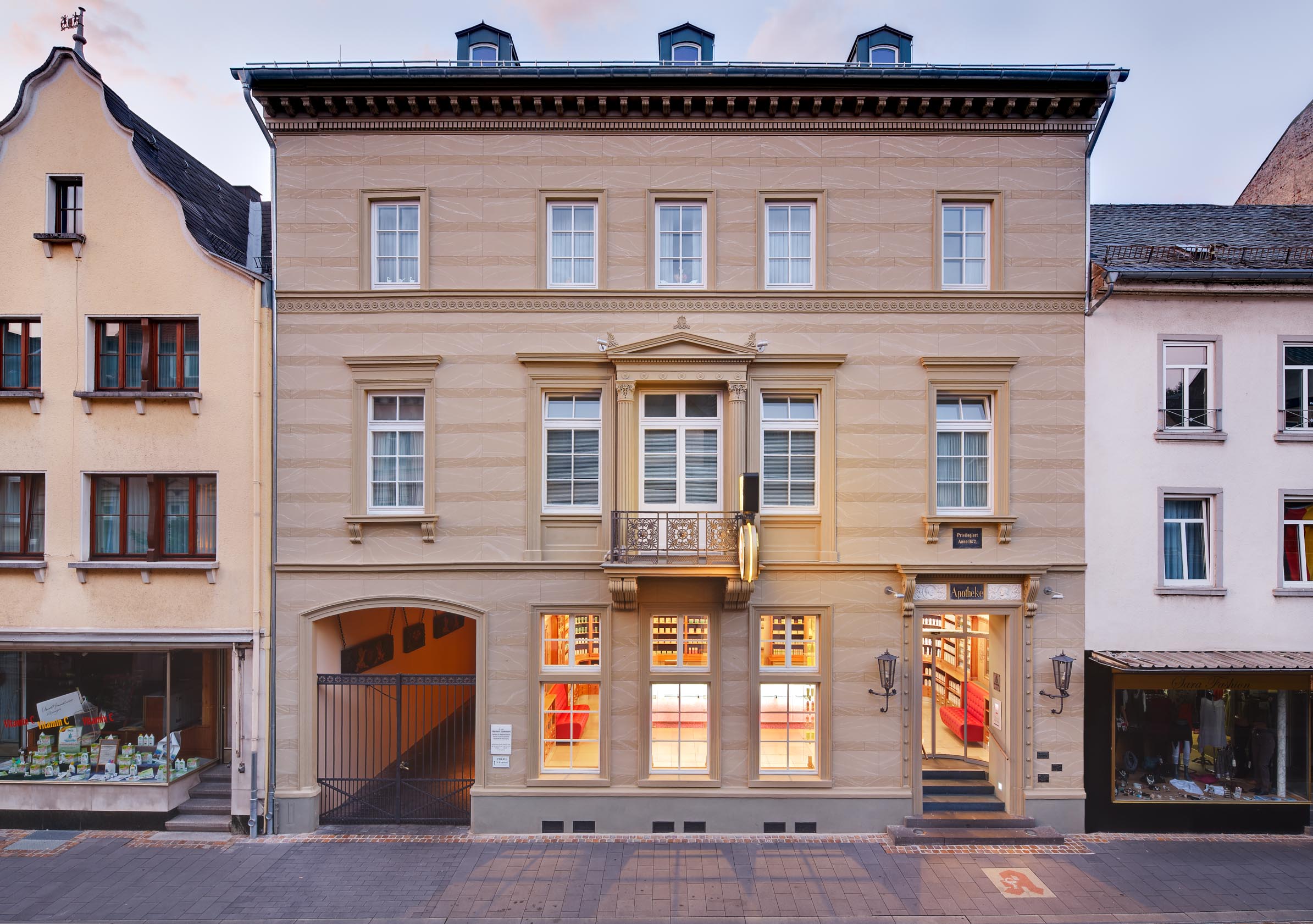 Historische Fassade der Wut'schen Amtsapotheke in Diez nach der denkmalgerechten Restaurierung