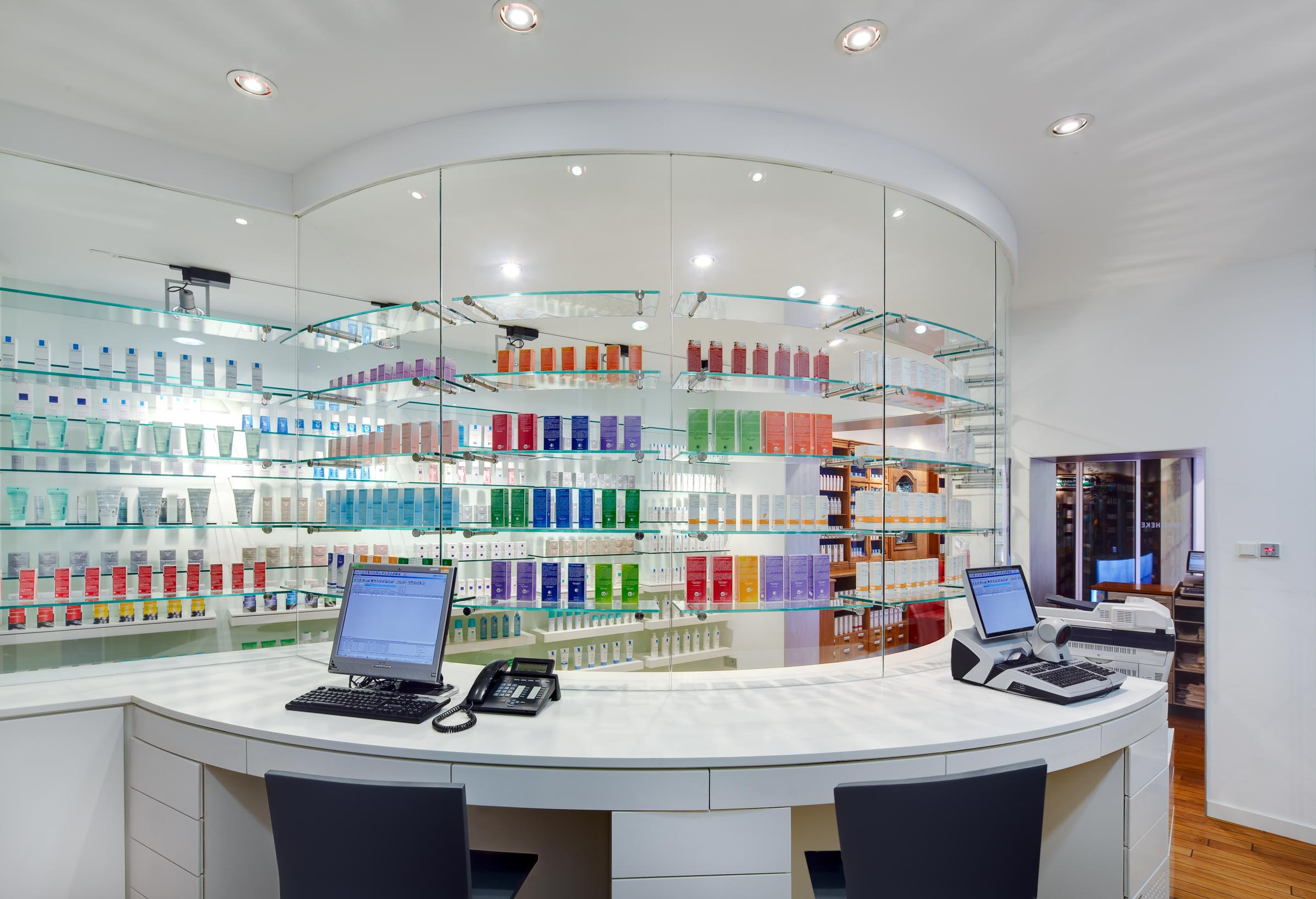 Kommissionierautomat im Arbeitsbereich der Wut'schen Amtsapotheke