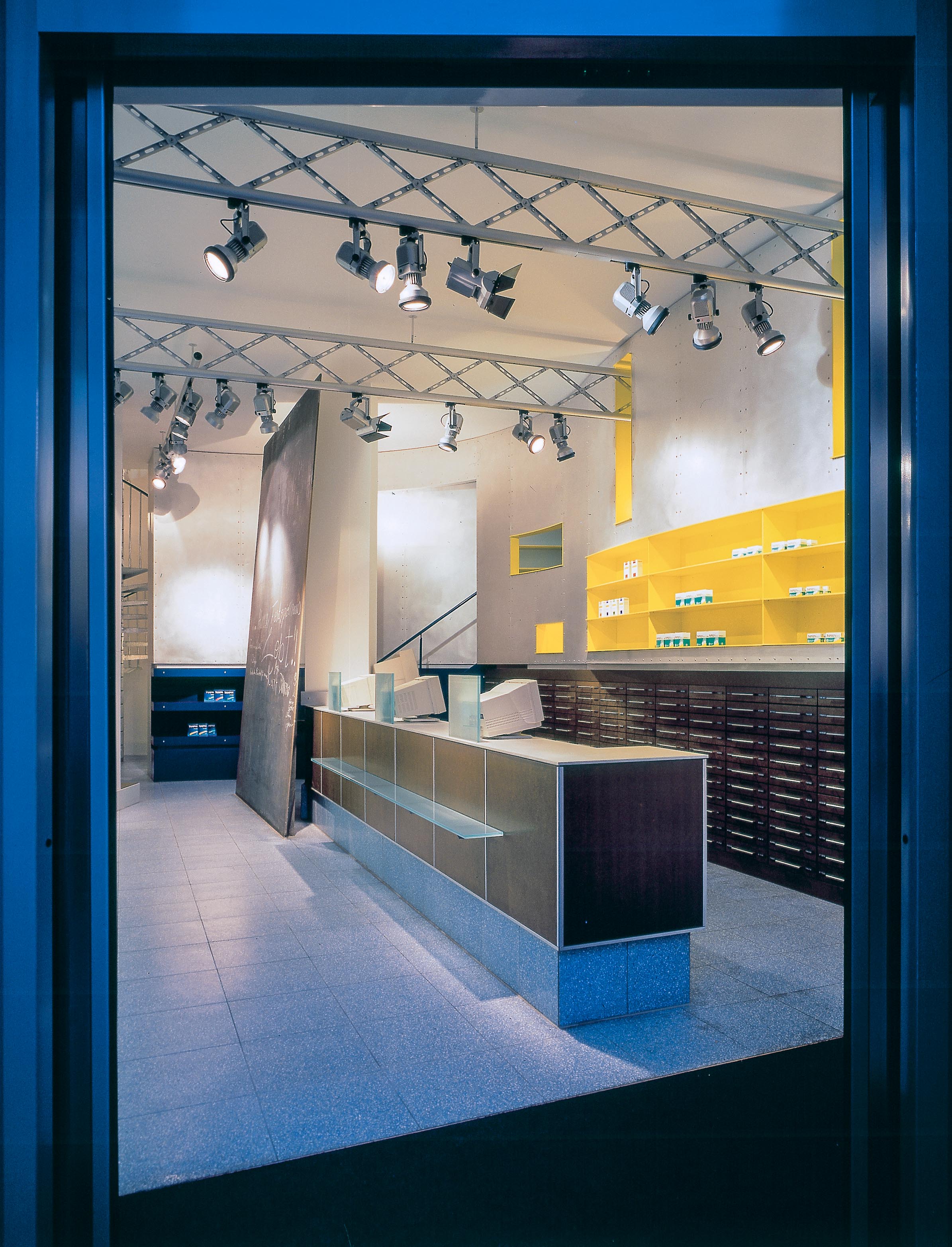 Schaufenster und HV-Tisch