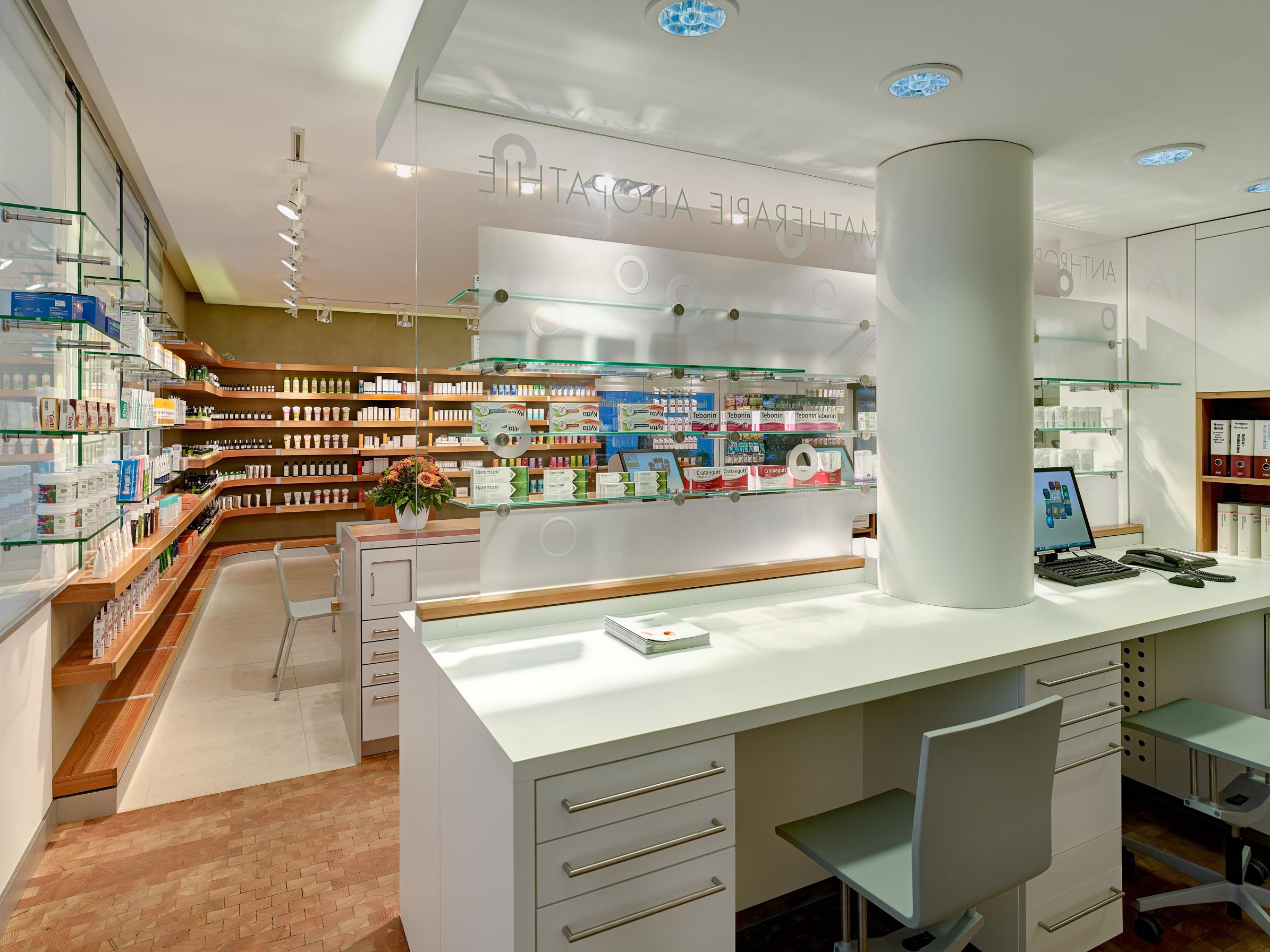 Barlach-Apotheke Bad Boll, Arbeitsplatz hinter der Sichtwahl