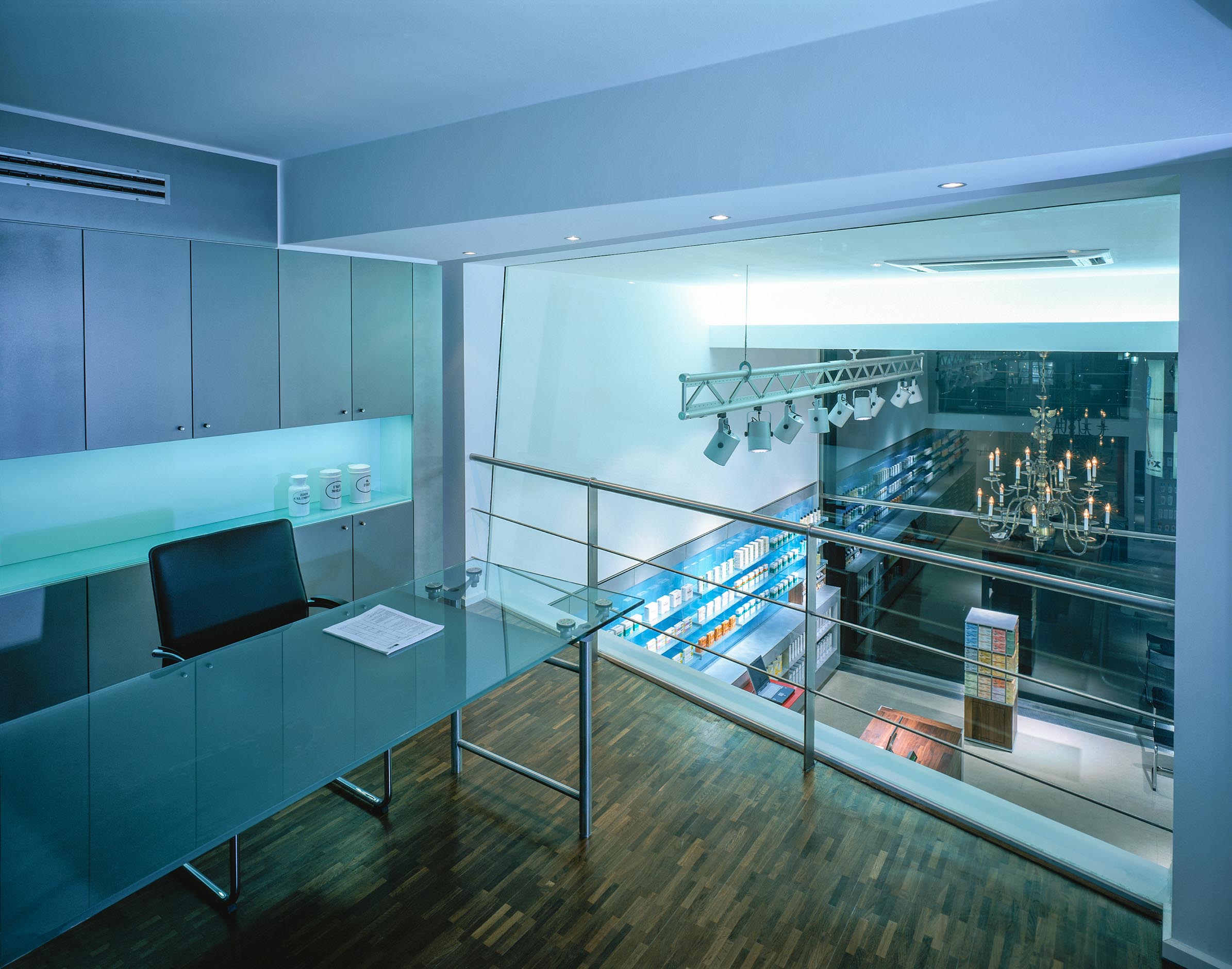 Bürofenster im 1. Obergeschoss und Offizin