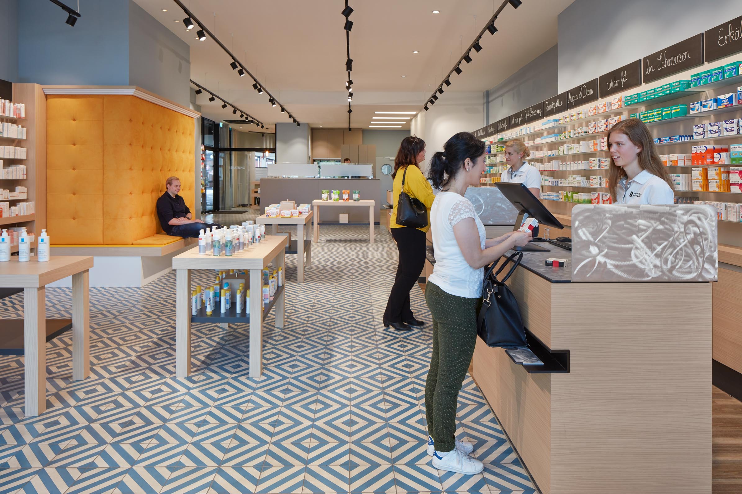 Düsseldorf Apotheke Bilk, kurkumagelbe Wartebank