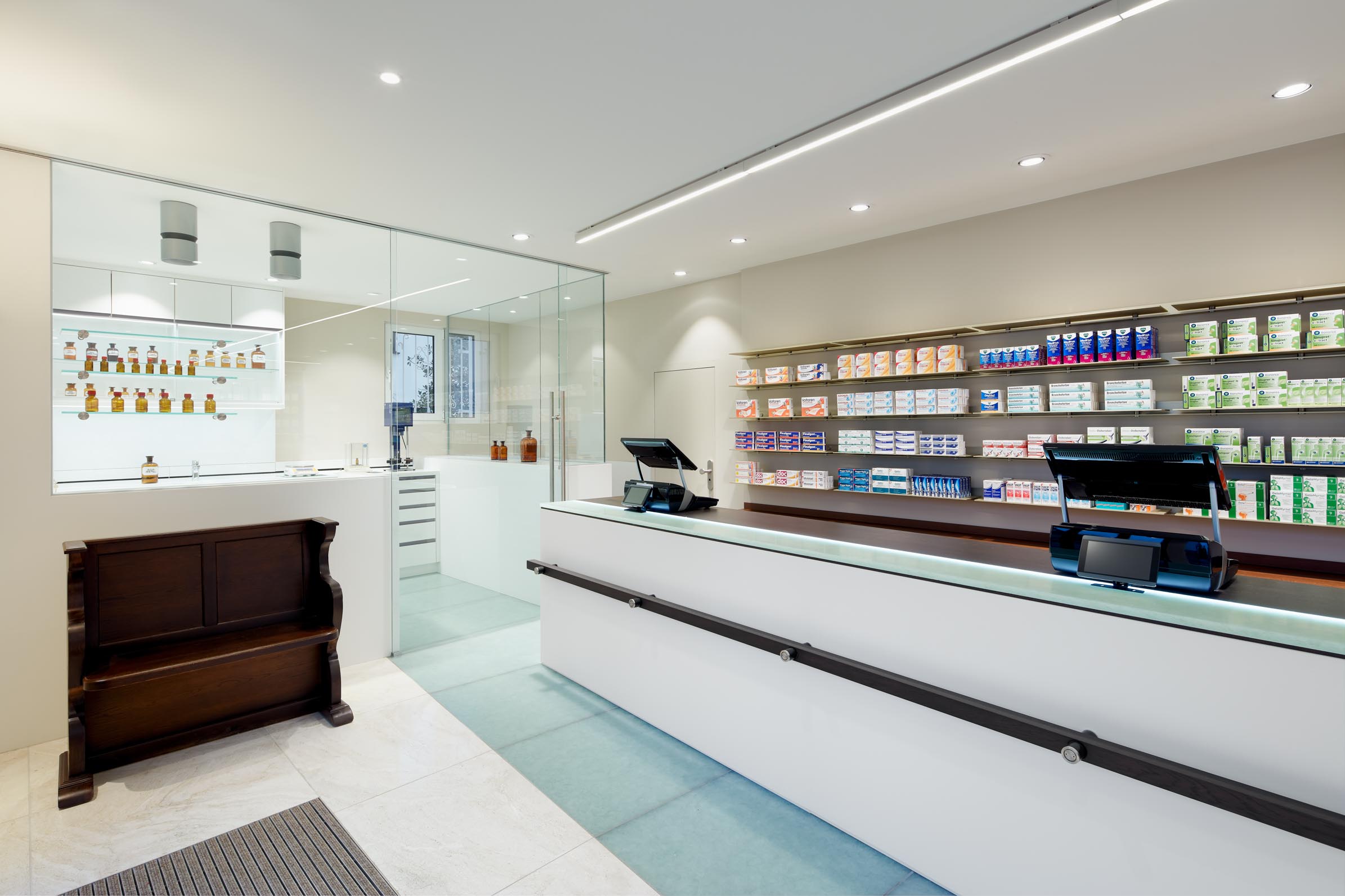 Marien Apotheke Aldenhoven, Offizin, HV-Tisch und Rezeptur