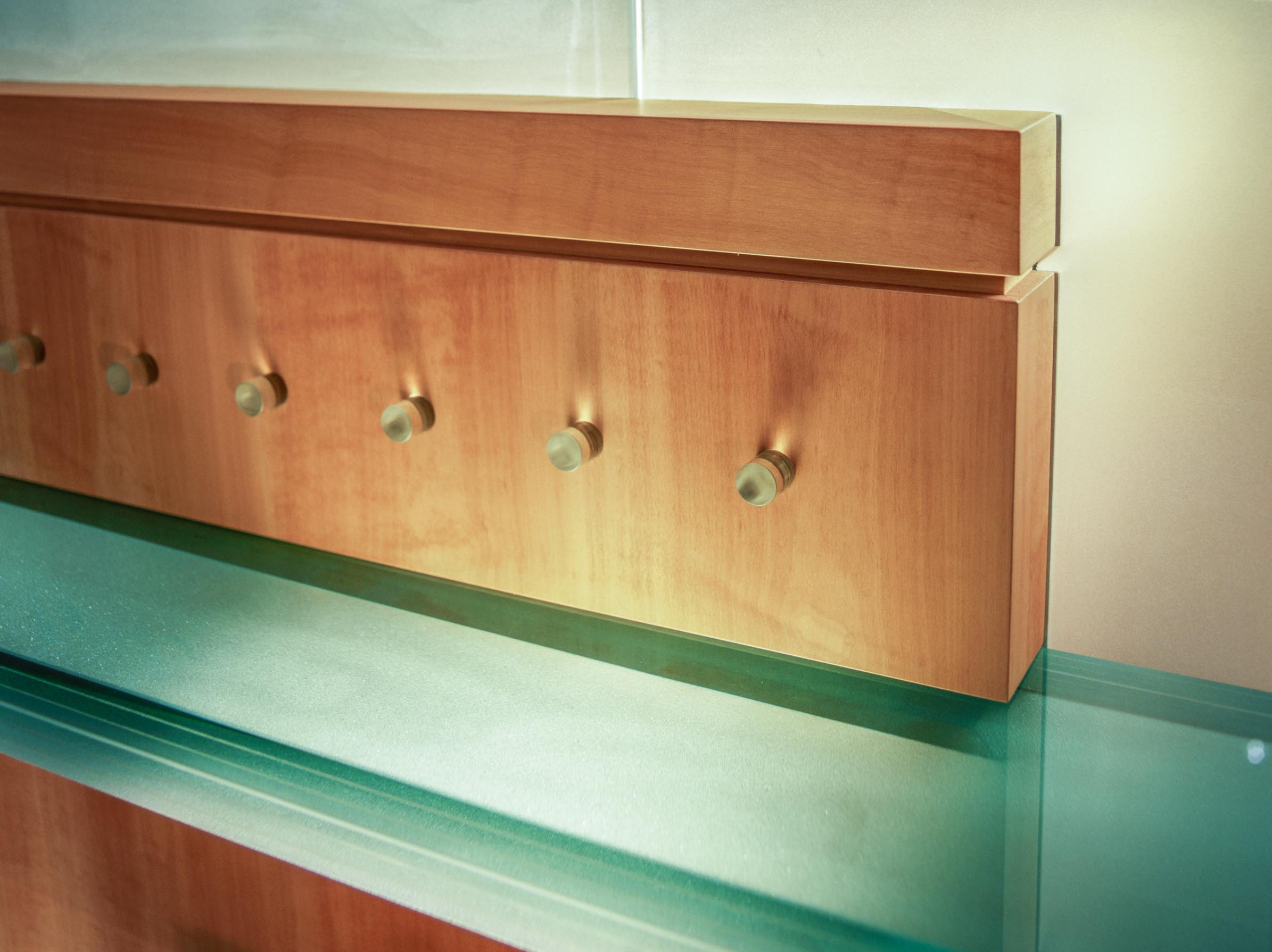 Detail der Handtaschenablage am HV-Tisch