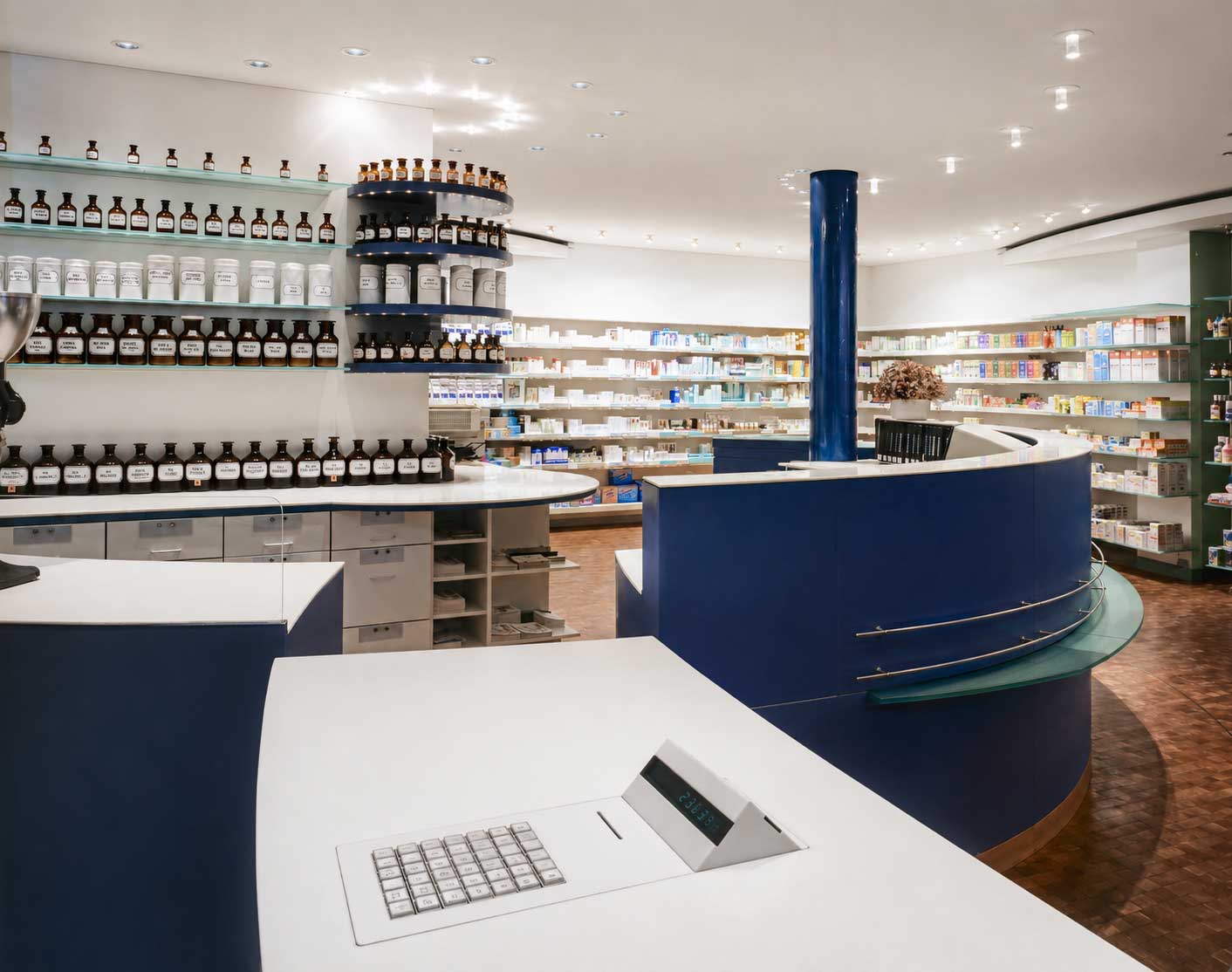 Stadt-Apotheke Achern, offene Rezeptur und Freiwahl im Hintergrund