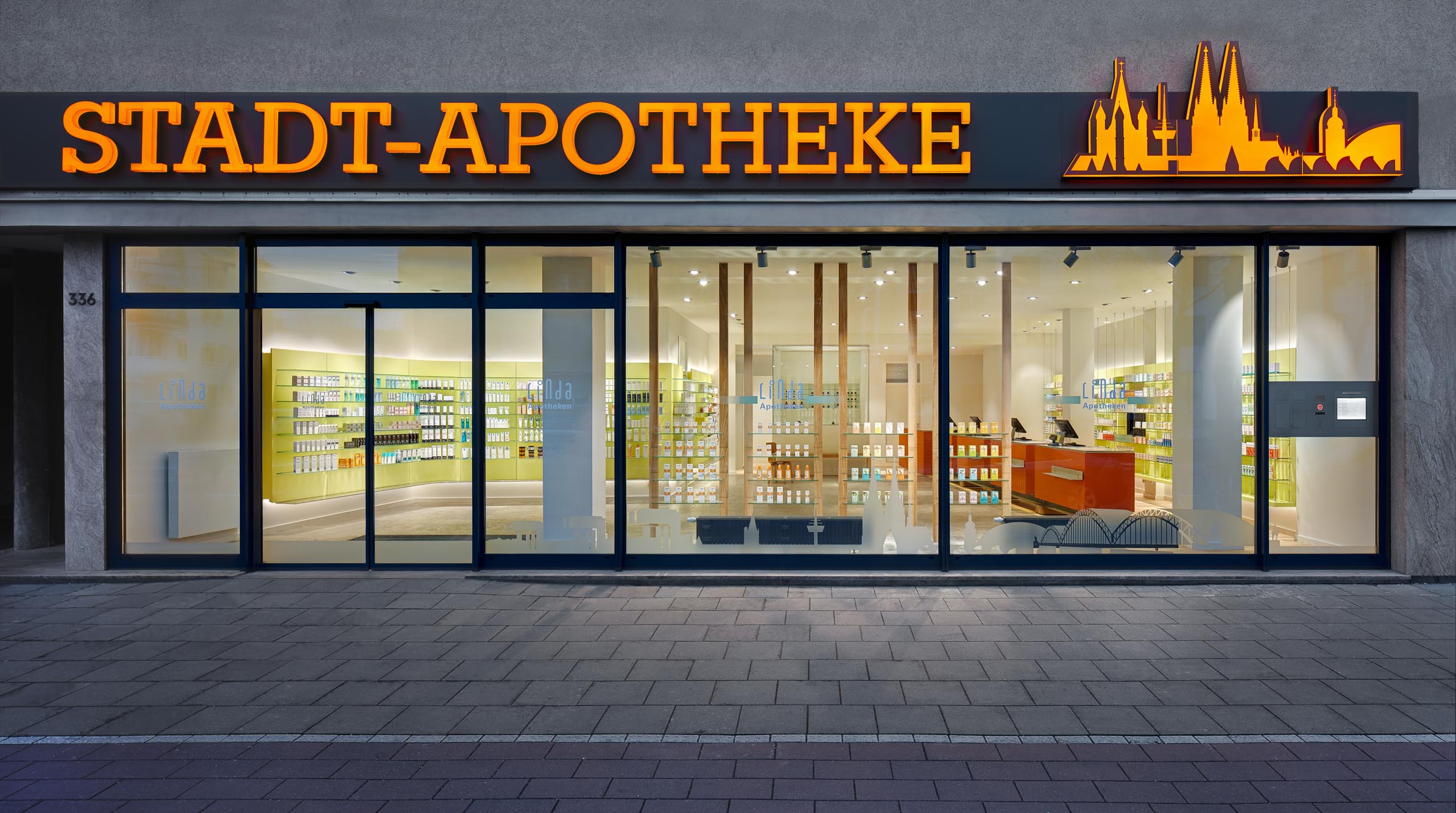 Stadt-Apotheke Köln, Fassade und Notdienstanlage