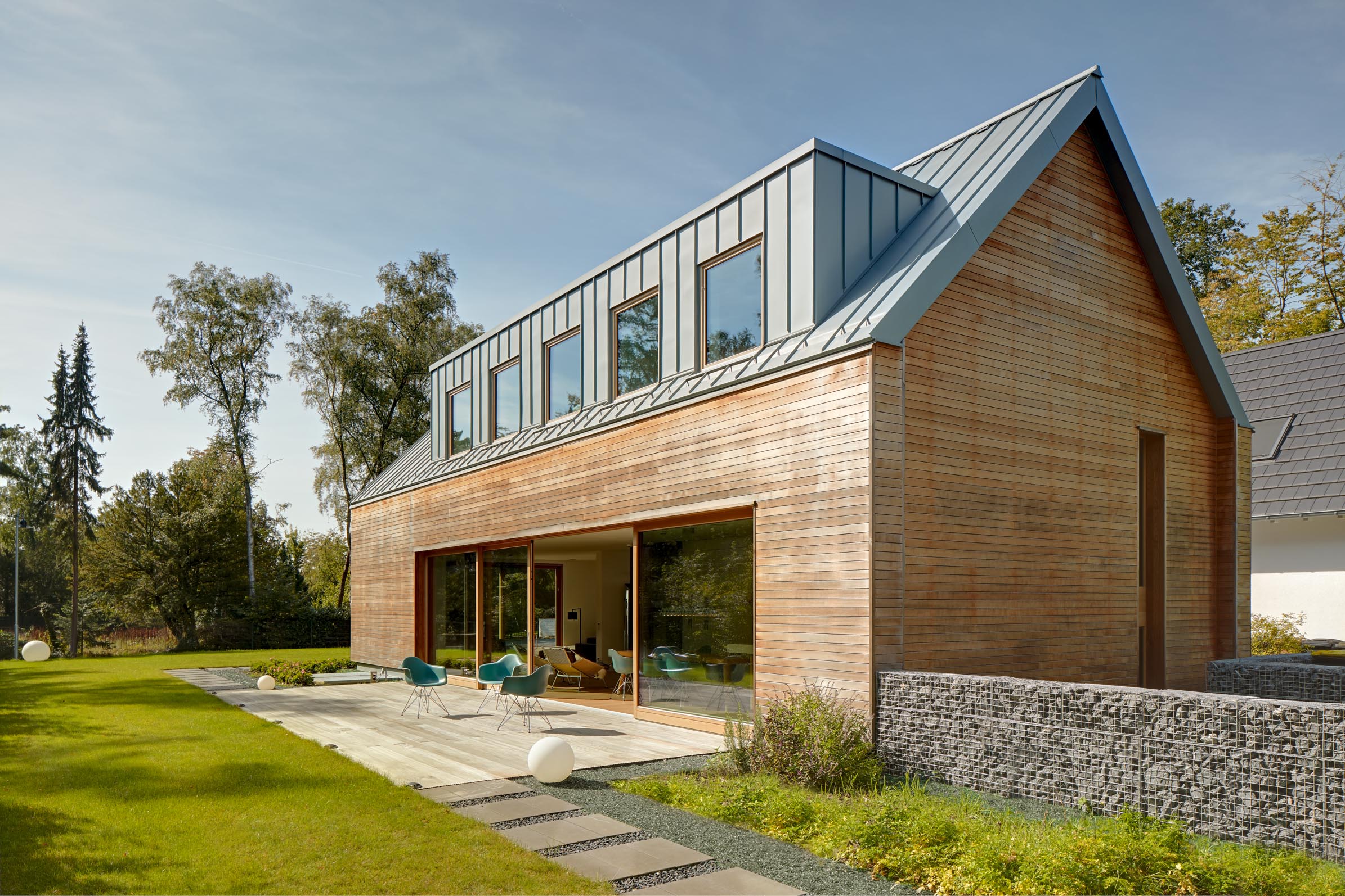 Wohnhaus mit Holzfassade und Terrasse