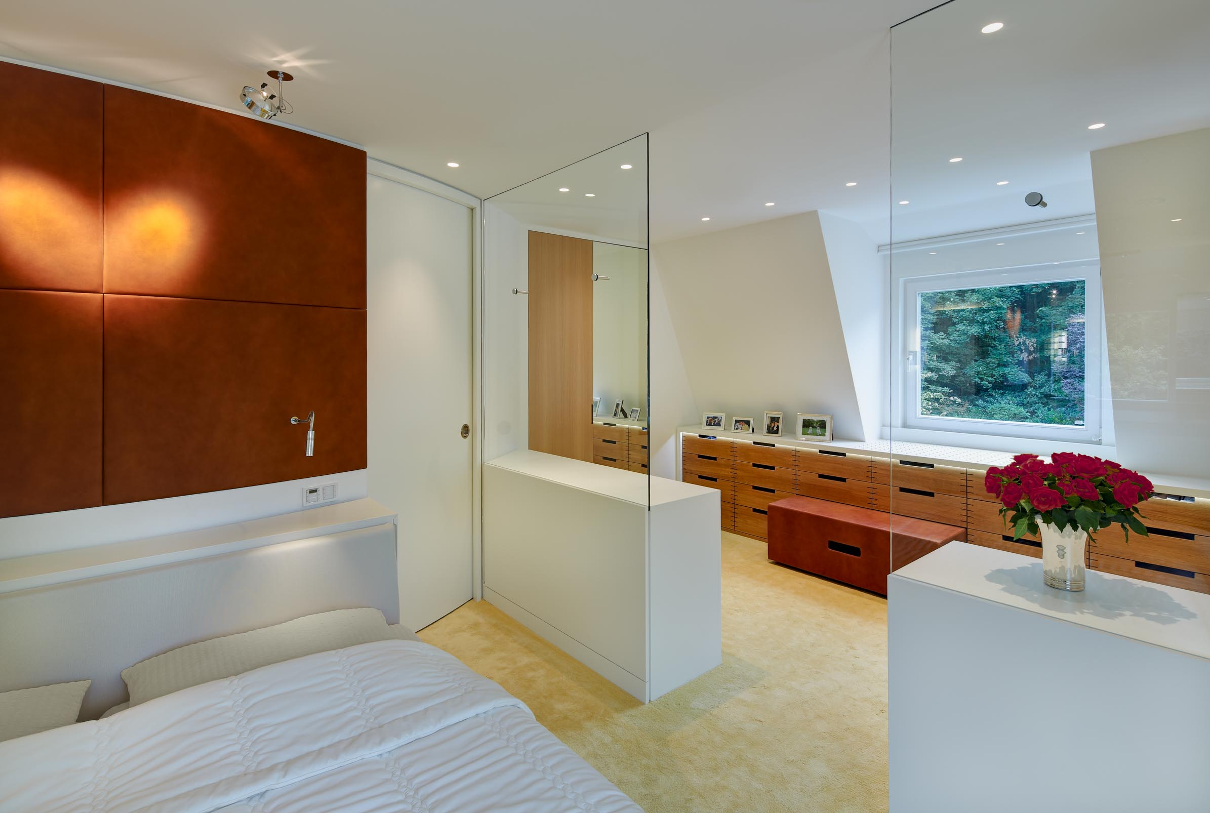 Schlafzimmer mit Blick in die Ankleide