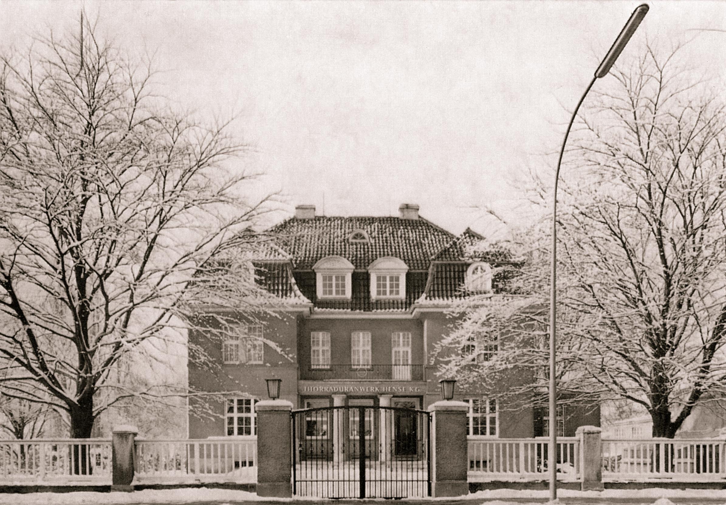 Historische Schwarzweiß-Aufnahme der Fabrikantenvilla der Familie Hense neben dem TRUW-Fabrikationsgelände in Krefeld