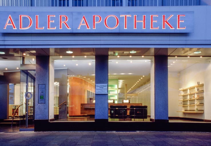 Adler Apotheke, Schaufenster