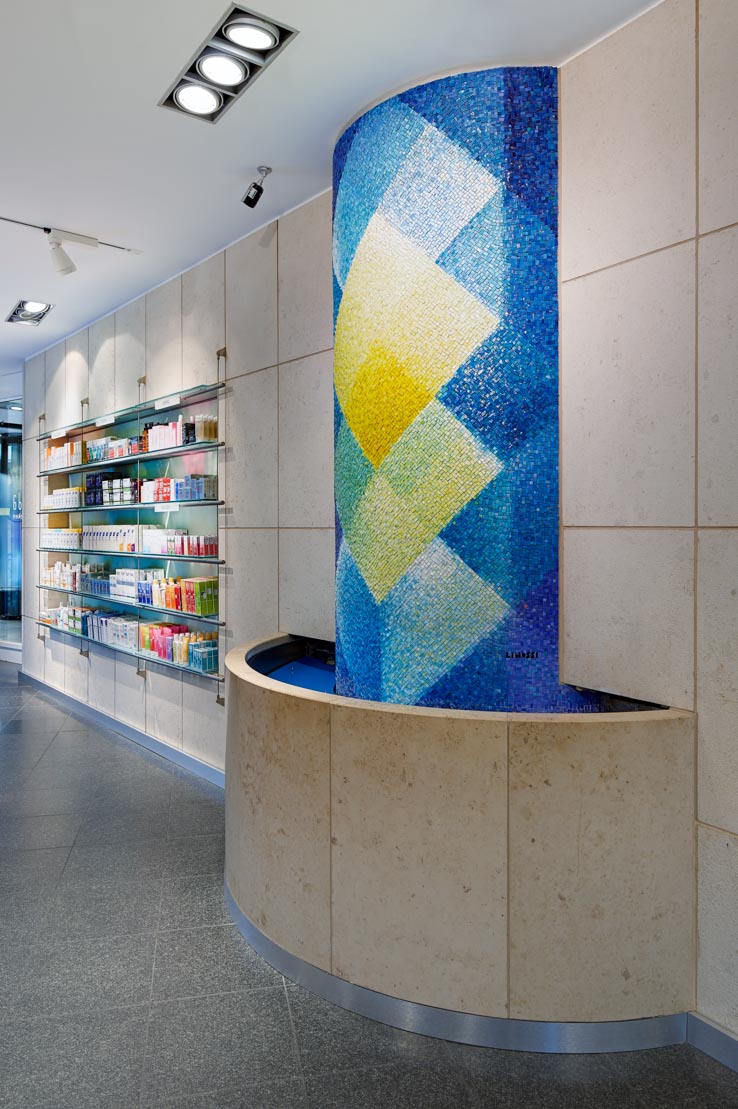 Apotheke am Neumarkt, Brunnen mit Mosaikkunst