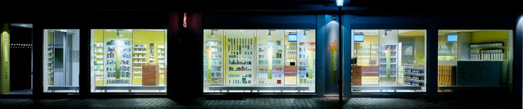 Arnica Apotheke, Schaufenster mit Einblick