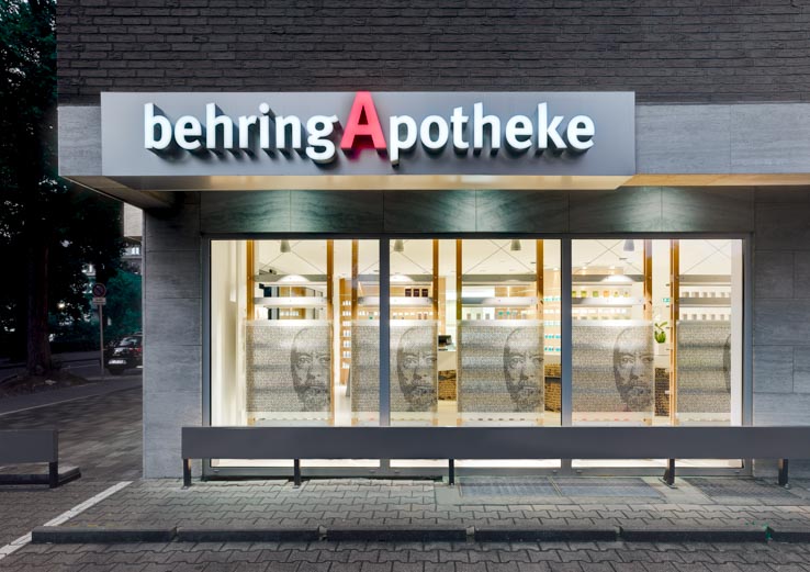 Behring Apotheke, Schaufenster