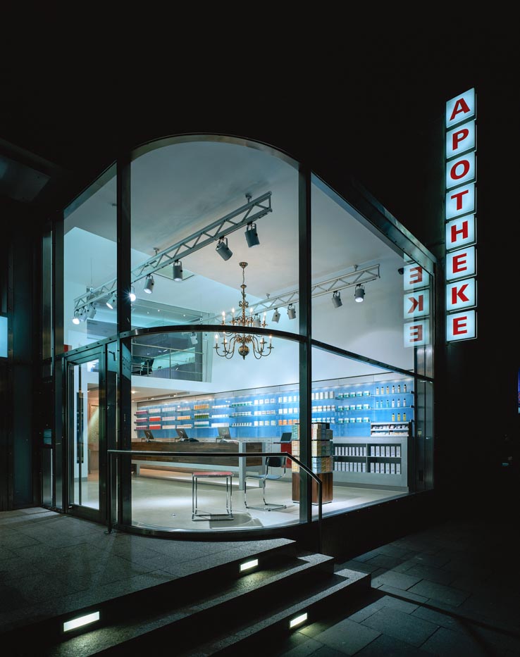 Central Apotheke, Schaufenster-Fassade mit gebogenem Glas