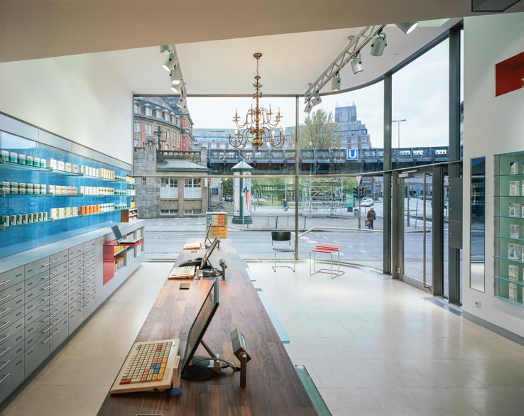 Central Apotheke, Offizin mit Blick auf die Hamburger U-Bahn