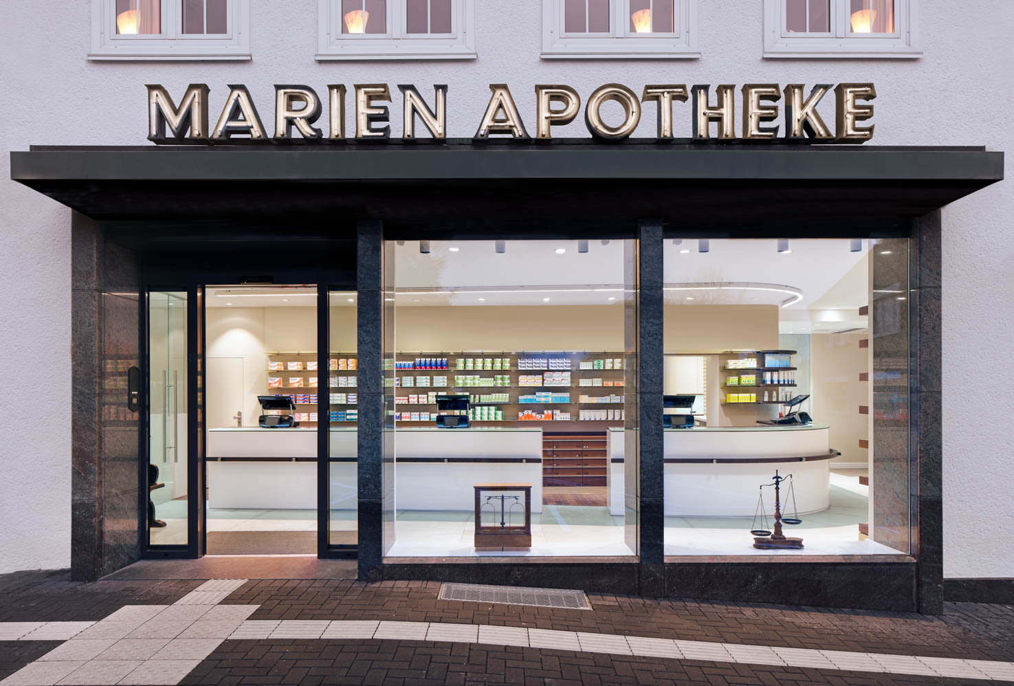 02 2020, Aldenhoven, Apotheke, Eingang, Fassade, Marien, Nowak, Schaufenster-xs@2x